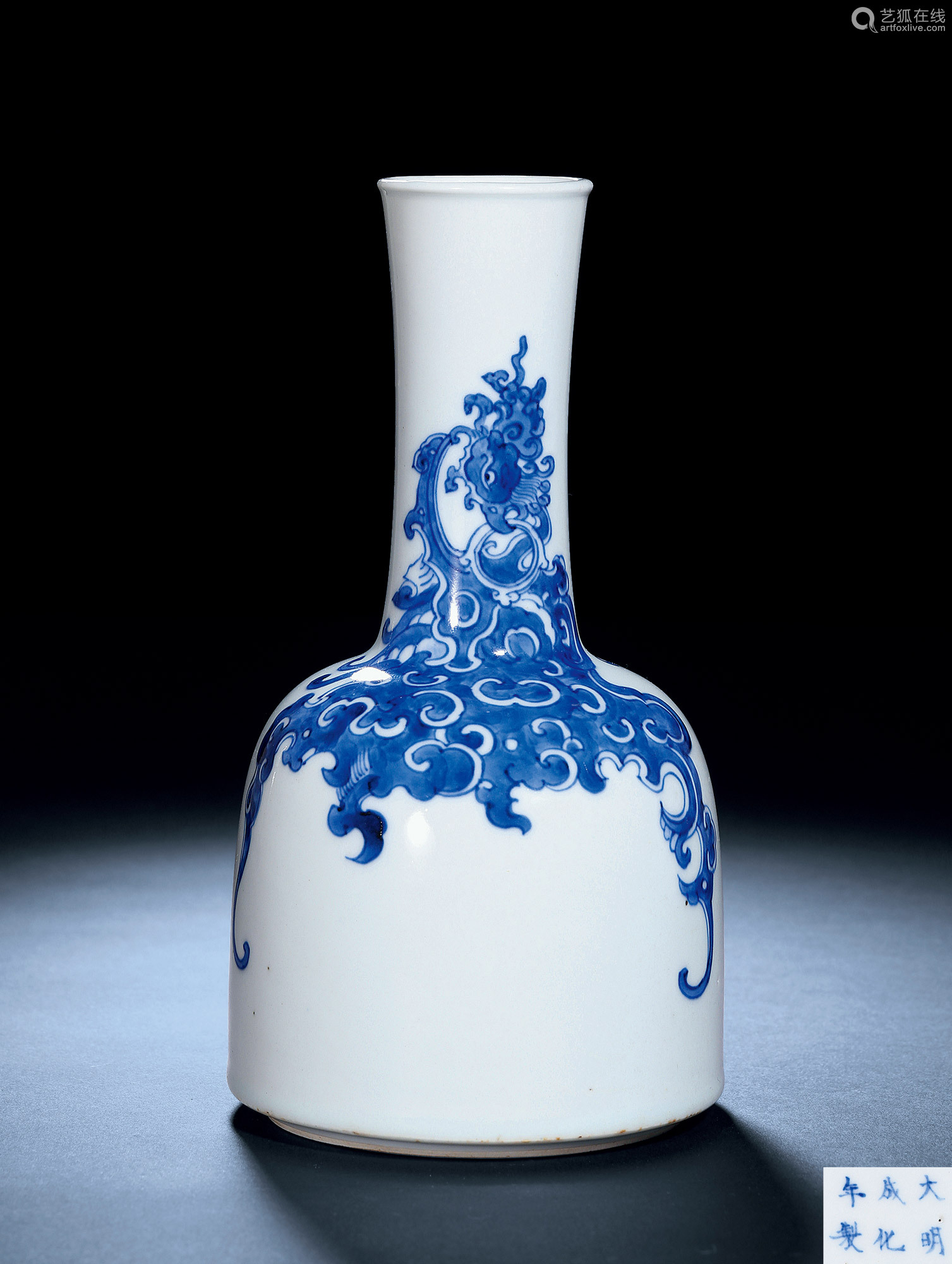 清康熙青花夔凤纹摇铃尊