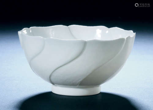 清18世纪早期 白釉模印莲花式碗
