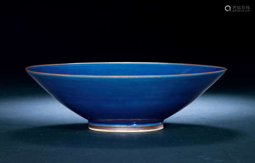 明17世纪中期 蓝釉暗刻龙纹碗