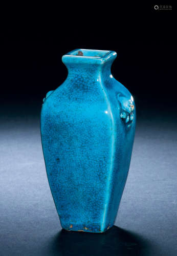 清18世纪 孔雀蓝釉贴兽首小瓶