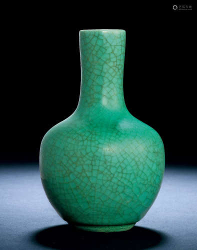 清18世纪 苹果绿釉小天球瓶