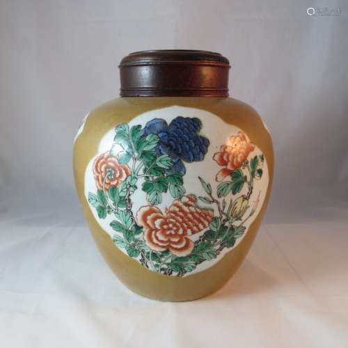 Chinese Qing Dynasty Famille Rose Vase