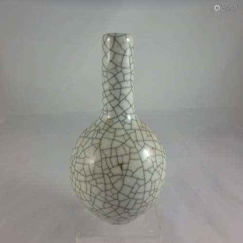 Chinese Qing Dynasty Ge Glaze Vase