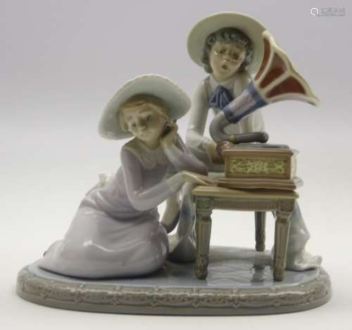Lladro figure 'Music Time' with 2 children listening to a gramophone No.