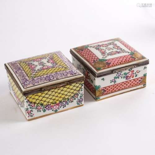 A pair of Samson porcelain trinket boxes,