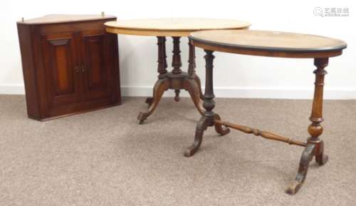 Victorian walnut loo table,