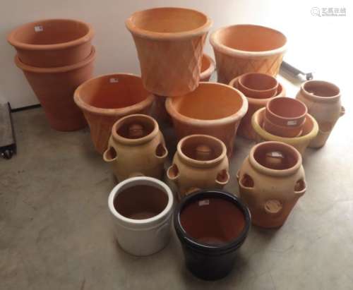 Twenty two various terracotta and ceramic plant pots,