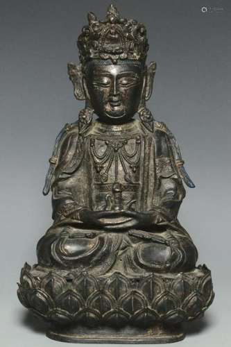 A MING DYNASTY GILT-LACQUERED BRONZE GUANYIN