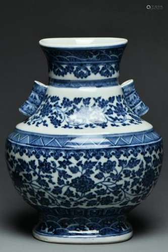 A BLUE AND WHITE VASE QIANLONG MARK