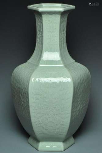 LARGE QING DYNASTY VASE QIANLONG MARK AND PERIOD