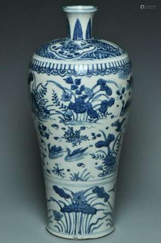 A LARGE MING DYNASTY BLUE AND WHITE MEIPING VASE