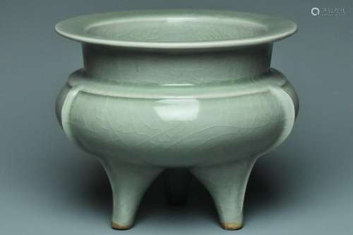 A LARGE SONG DYNASTY LONGQUAN CELADON CENSER