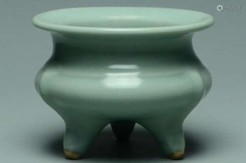 A SONG DYNASTY LONGQUAN CELADON CENSER