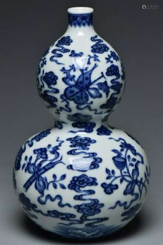 A QING DYNASTY VASE QIANLONG MARK AND PERIOD