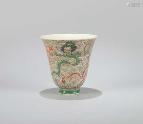 A CHINESE FAMILLE VERT BELL-SHAPED CUP, SIX-CHARACTER