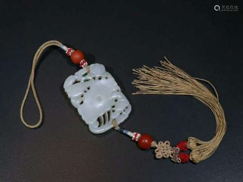 A CHINESE JADE PENDANT, QING DYNASTY