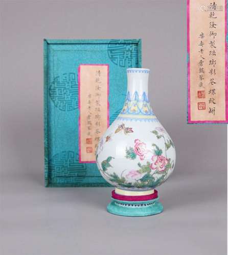 A CHINESE FALANGCAI VASE, SIX-CHARACTER QIANLONG MARK