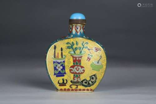 A CHINESE ENAMELED SNUFF BOTTLE