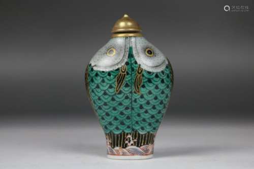 A CHINESE ENAMELED 'TWIN FISHERS' SNUFF BOTTLE