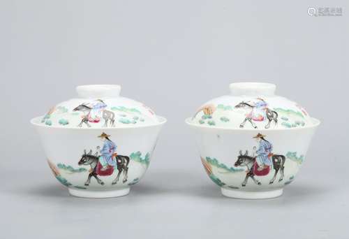 A PAIR OF CHINESE FAMILLE ROSE BOWLS AND COVERS,