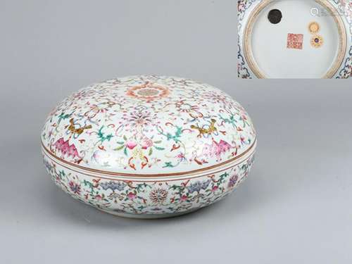 A CHINESE FAMILLE ROSE BOX AND COVER, SIX-CHARACTER