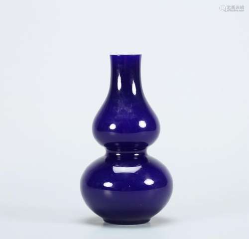 A CHIINESE BLUE PEKING GLASS DOUBLE-GOURD-SHAPED VASE,