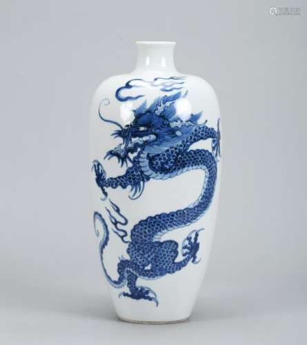 A CHINESE BLUE AND WHITE VASE, SIX-CHARACTER KANGXI