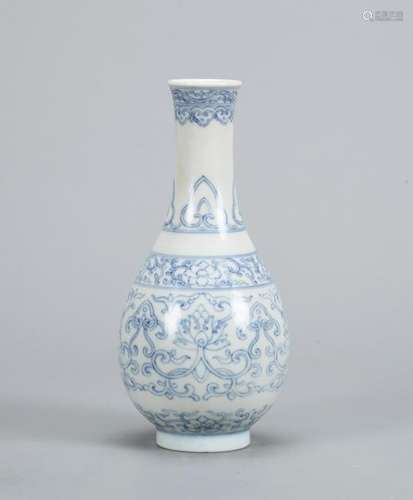 A CHINESE SMALL BLUE AND WHITE VASE, SIX-CHARACTER