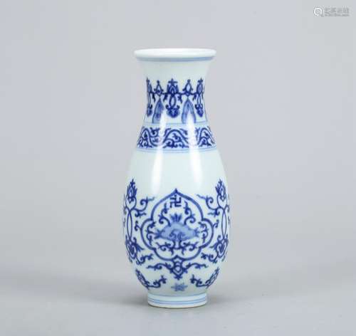 A CHINESE BLUE AND WHITE BOTTLE VASE, SIX-CHARACTER