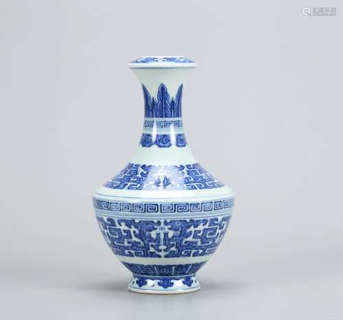 A CHINESE BLUE AND WHITE 'DRAGON' VASE, SIX-CHARACTER