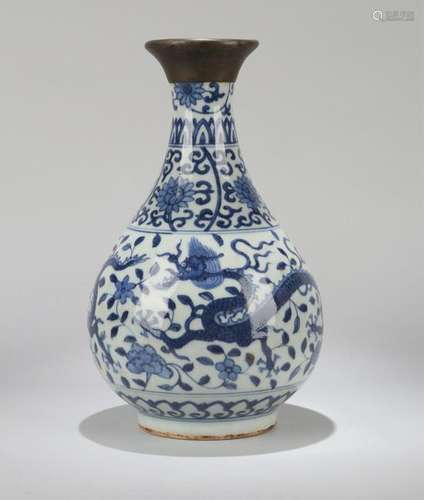 A CHINESE BLUE AND WHITE YUHUCHUN VASE, SIX-CHARACTER