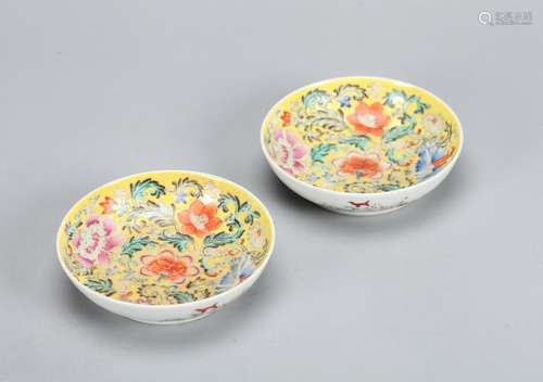 A PAIR OF CHINESE FAMILLE ROSE DISHES, SIX-CHARACTER