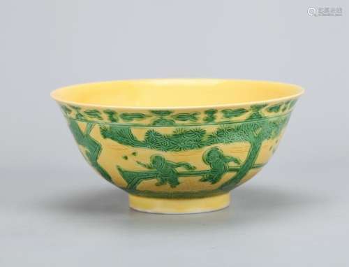 A CHINESE GREEN DECORATED YELLOW GROUND DISH,