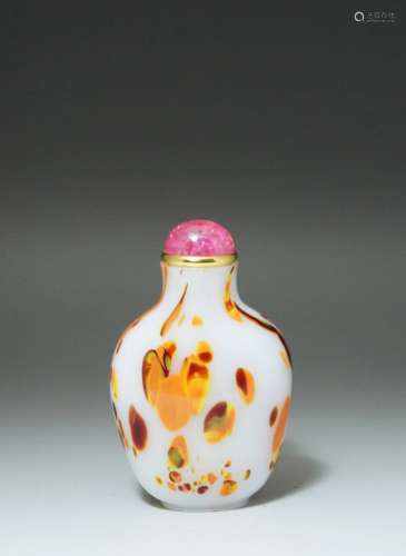 A CARVED WHITE GLASS SNUFF BOTTLE