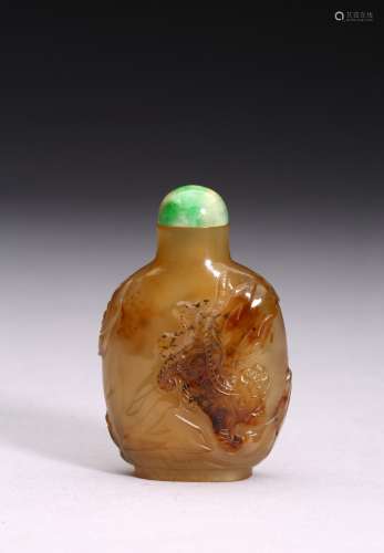 AN AGATE CARVED 'TIGER' SNUFF BOTTLE
