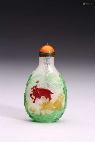 A FIVE COLOR OVERLAY GLASS SNUFF BOTTLE