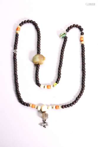 AN AGARWOOD AND JADE BEAD NECKLACE