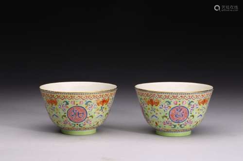 A PAIR OF FAMILLE ROSE GREEN GROUND 'LOTUS' BOWLS