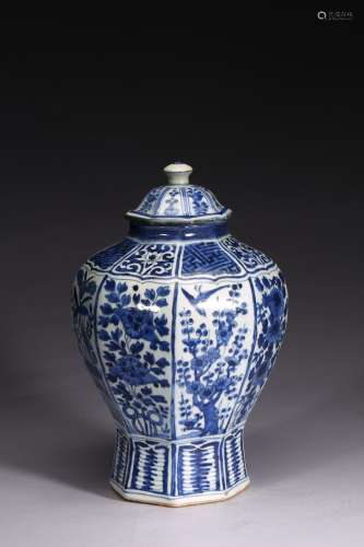A BLUE AND WHITE OCTAGONAL BALUSTER VASE