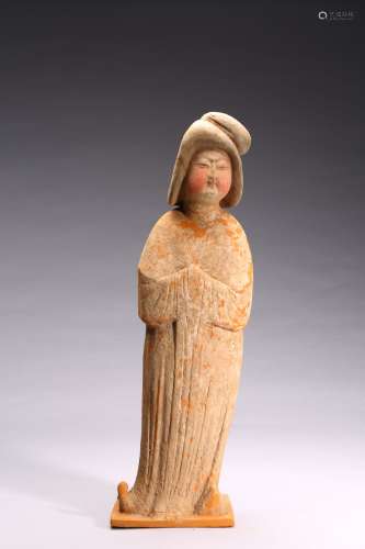 A POTTERY FIGURE OF STANDING COURT LADY