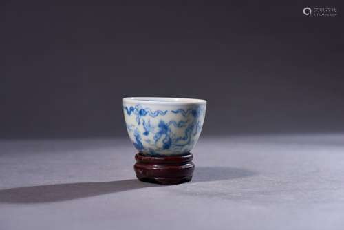 A BLUE AND WHITE 'DRAGON' CUP