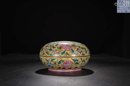 QIANLONG MARK YELLOW GLAZE FAMILLE ROSE CANDY BOX