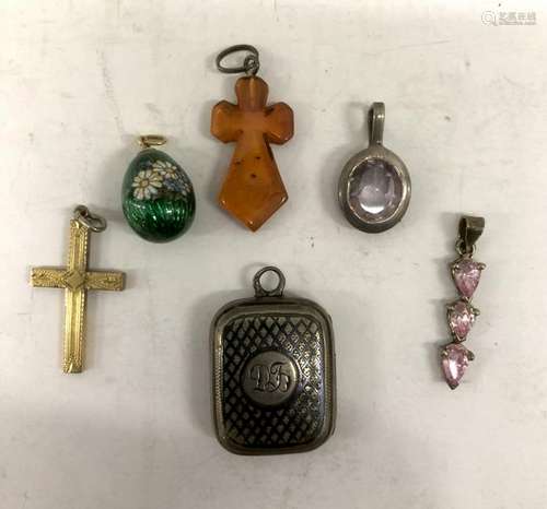 Lot of silver and gold pendants