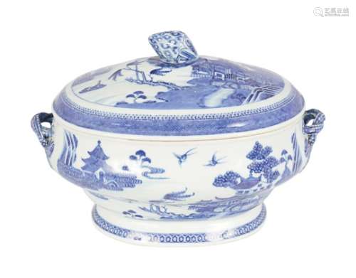 18TH-CENTURY CHINESE NANKIN TUREEN AND COVER