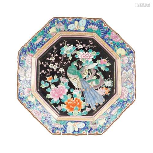 LARGE 19TH-CENTURY CHINESE FAMILLE NOIR CHARGER