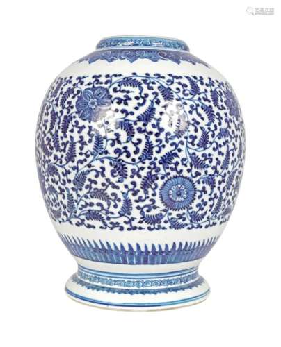 LARGE CHINESE QING PERIOD BLUE AND WHITE VASE