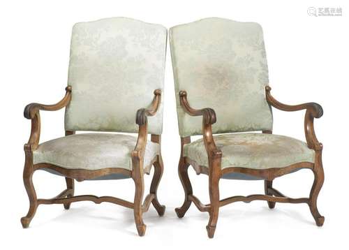 Paire de fauteuils italiens en noyer de style baroque