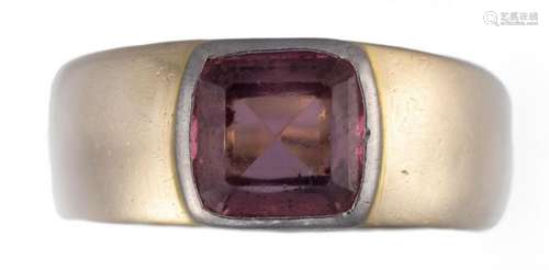 Bague en or .750 avec tourmaline rose de taille coussin