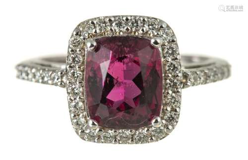 Bague en or gris .750 surmonté d'une tourmaline