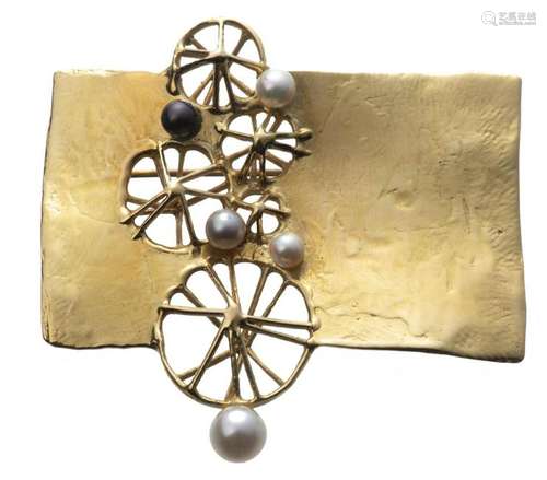 Broche en or 750. avec 5 perles